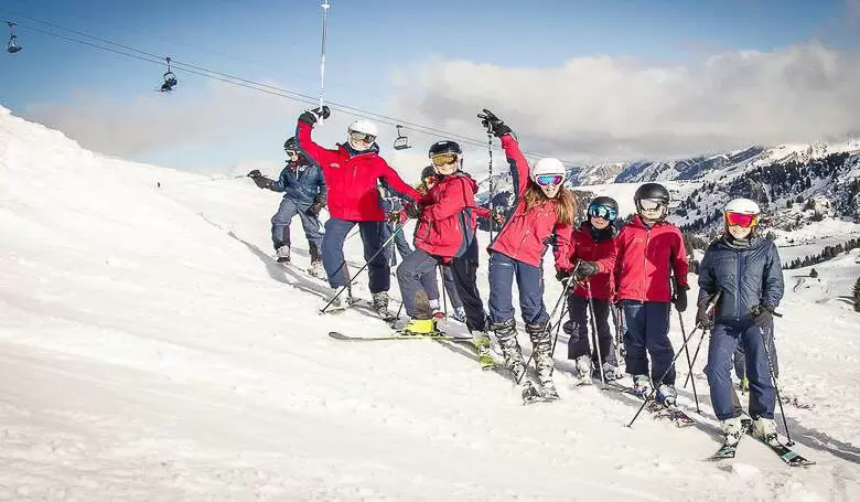 Учащиеся Aiglon College, Швейцария на лыжах в Альпах