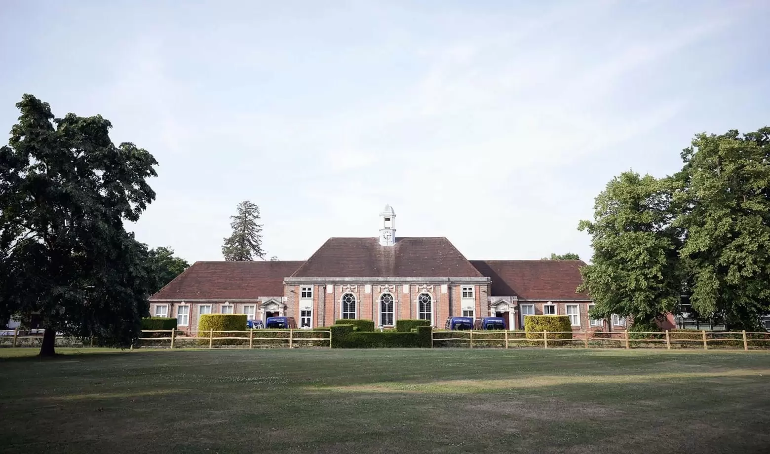 Здание Leighton Park School