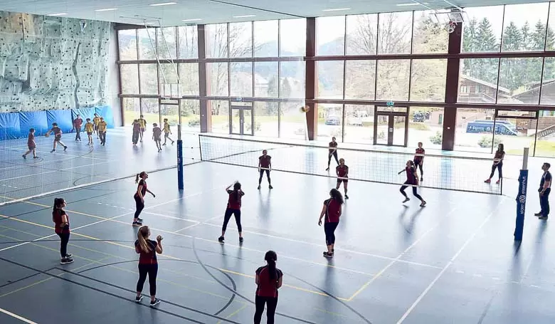Волейбол в спортзале школы Aiglon College, Швейцария