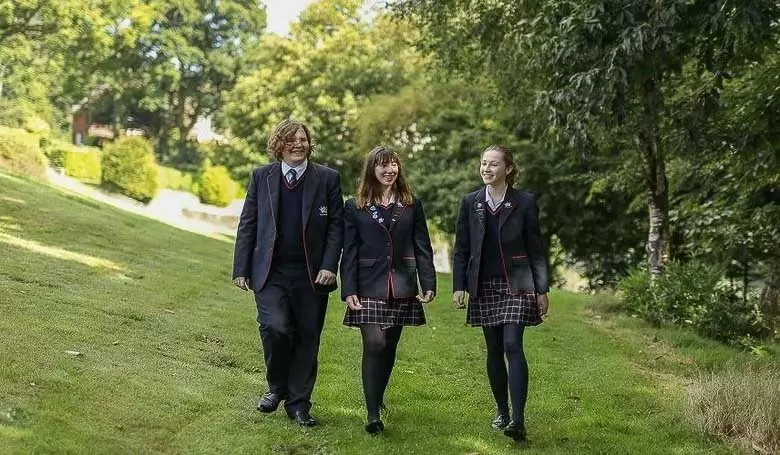 Учащиеся школы The Royal School, Великобритания на прогулке