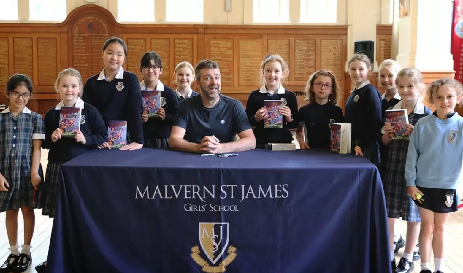 Ученицы Malvern St James Girls School