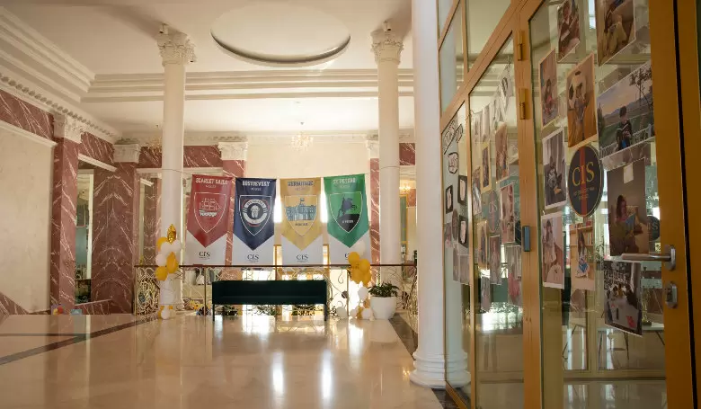 Вестибюль Международной Кембриджской школы, флаги домов