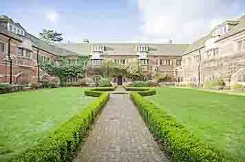 Безопасно ли в школе-пансионе за рубежом?