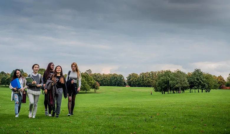 Ученики Bosworth College.jpg