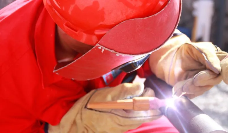 oil-workers-2.jpg