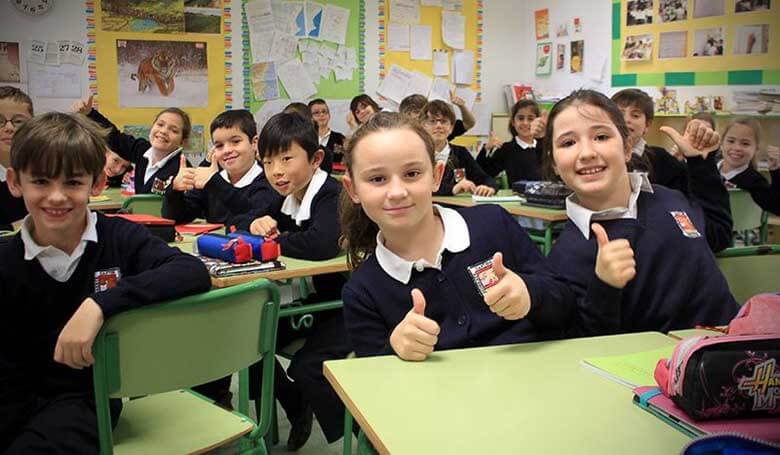 В школе испанский язык изучают 90 учащихся. Школы в Испании. Испанская школа. Школа и школьники Испании. Начальное образование в Испании.