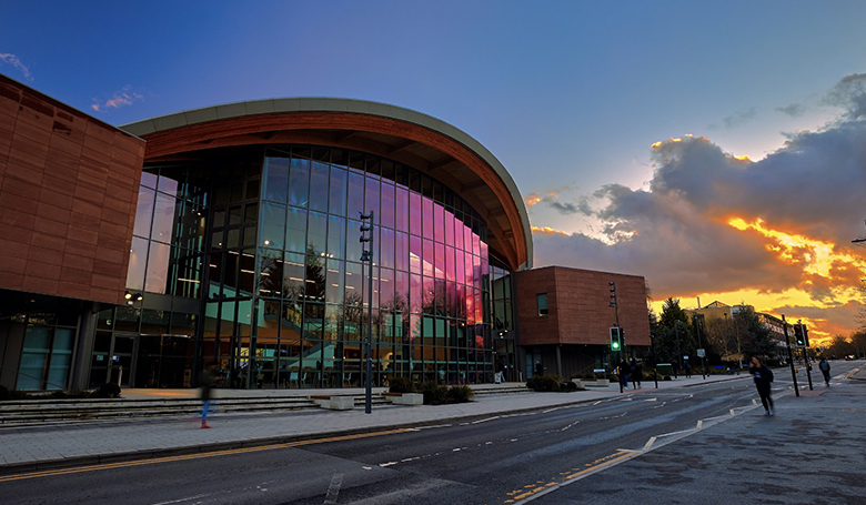 Закат и корпус University of Warwick.jpg