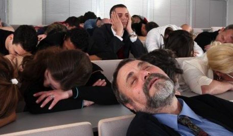 Студенты спят на лекции
