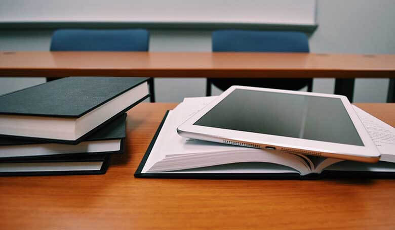 Книга и планшет на столе.jpg